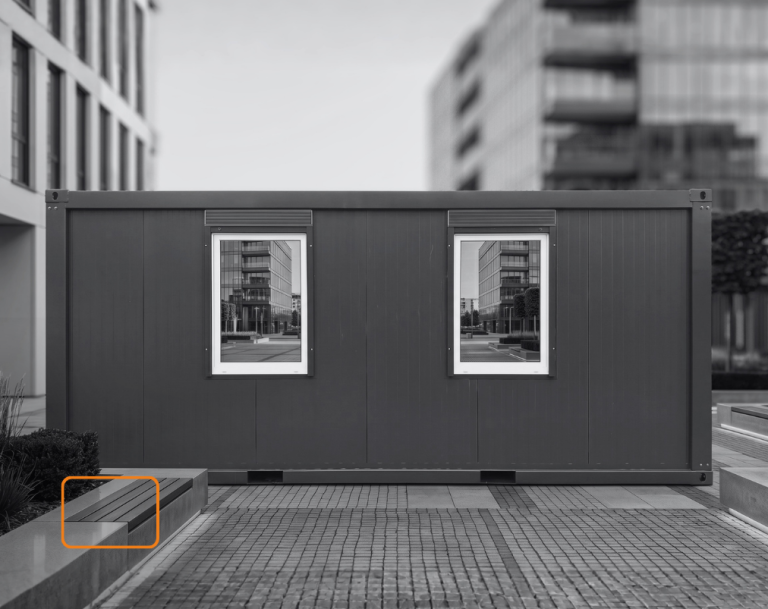 Büro- und Sanitärcontainer 20FT Bürocontainer mit Fenster vor einem Hintergrund aus Wolken.